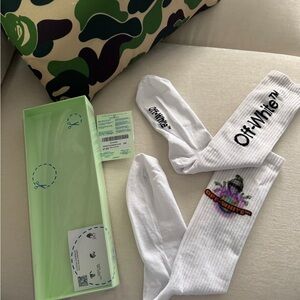 OFF-WHITE ALIEN SPRAY SOCKS